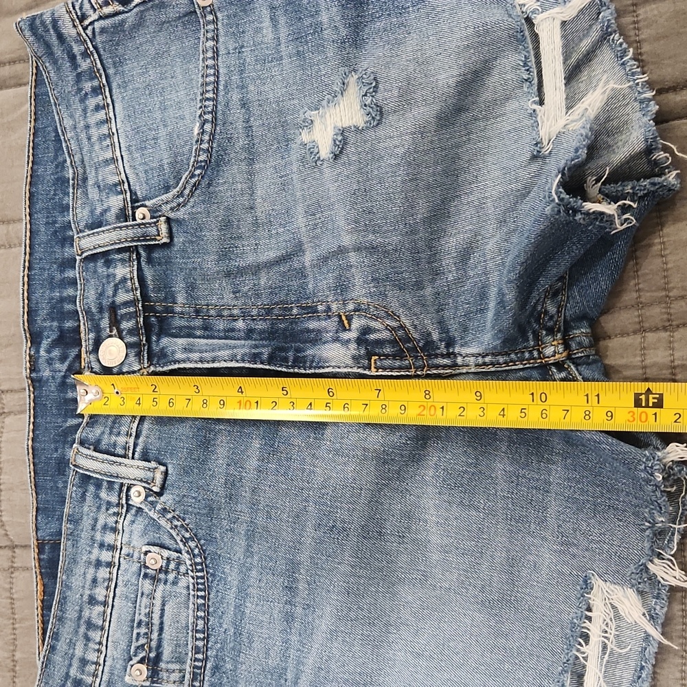 Levi's Classic Blue Ripped Jean Shorts Size 32! - Picture 9 of 11